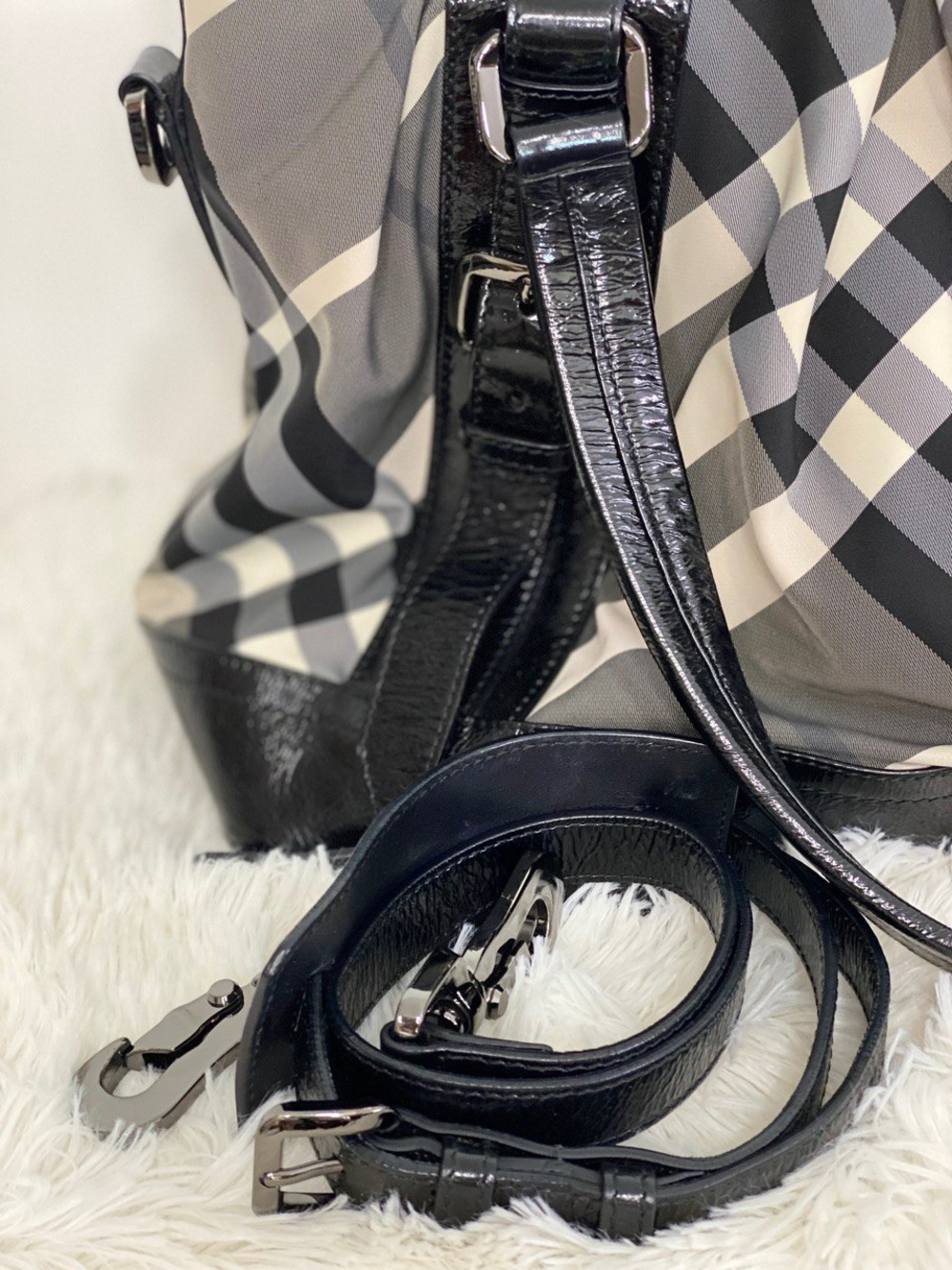 Burberry Beat Check Patent Tote • Made in Italy - Picture 9 of 15